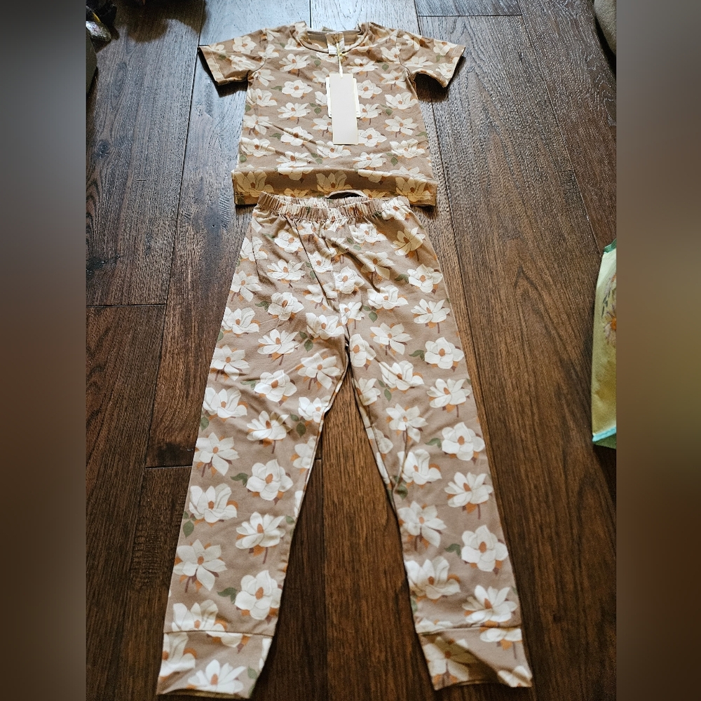 Velvet Fawn Short Sleeve Two Piece Jammies - Sweet Magnolia New With Tags 4T.
